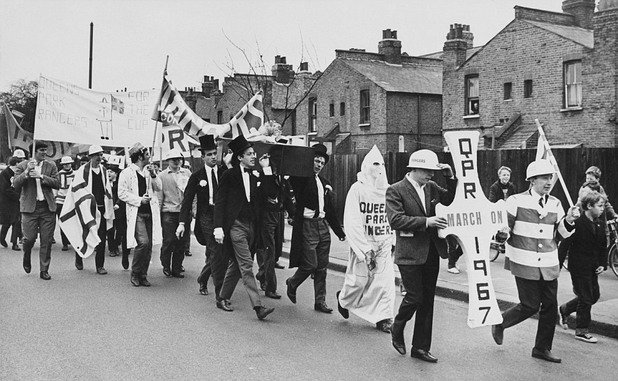 1967 г. Куинс Парк стана първият тим от третото ниво на английския футбол, спечелил трофей. След като феновете на тима маршируват над 20 километра от клубния стадион "Лофтъс Роуд" до "Уембли" за мача (на снимката), любимците им бият с 3:2 от 0:2 и вдигат купата.