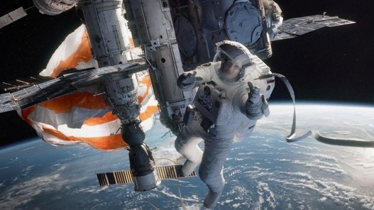Gravity - Гравитация
Филмът на Алфонсо Куарон е особено впечатляващо космическо приключение в 3D, което ще ви завърти главите шеметно. Въпреки че мнозина се изкушават да класифицират Гравитация като научна фантастика, филмът е отдалечен на светлинни години от sci-fi образците. 3D и IMAX форматите са съвсем на място и помагат на зрителя да съпреживее ужаса и хаотичността на ситуацията.
