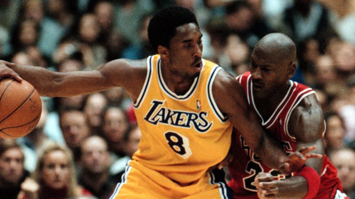 Една от ранните срещи между Майк и Кобе - в периода, когато изгряващата звезда на NBA беше изцяло сравняван с Въздушния