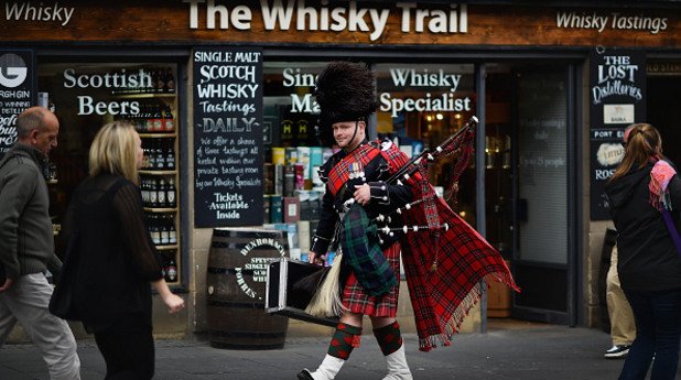 6. Уискито е сред петте основни експортни стоки на Великобритания. Във Франция за месец се продава повече уиски, отколкото коняк за една година. По света съществуват повече от 5000 вида малцово уиски, 90 % от което е направено в Шотландия. Всяка секунда в света се купуват над 30 бутилки шотландско уиски. Това е два пъти повече от ирландското, американското, канадското и японското уиски, взети заедно.
