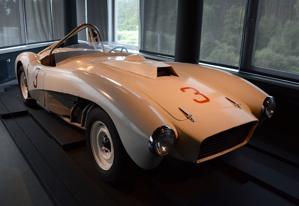 ЗиЛ-112 Спортс 
Това е първата и може би единствена спортна кола, която заводът в Москва успява да създаде и изкара от поточните линии. 112 Sports, който подозрително прилича на Shelby Cobra, излиза на пазара през 1961 г. и просъществува до 1969 г. Този ЗиЛ обаче се смята за един от най-успешните съветски автомобили във високоскоростния сегмент.

Колата може да се похвали с ергономичен дизайн, леко купе, което тежи 1330 кг, и максимална скорост от 230 км/ч. Постижението е доказано при демонстрация покрай соленото езеро Баскунчак и можеше да е още по-впечатляващо, но метеорологичните условия са били кошмарни. В момента един такъв ЗиЛ-112 Sports може да се види в музей в Рига, а един е в частна колекция на ценител от Швейцария.