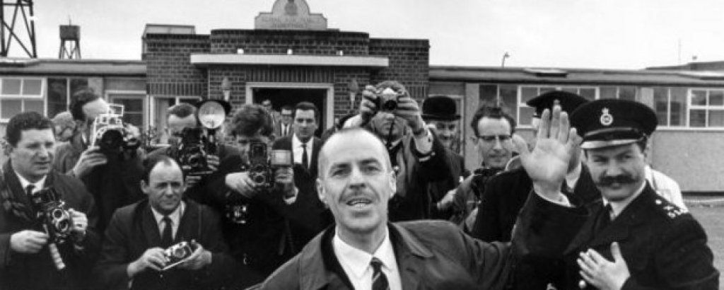 На 22 април 1964 г. на същия мост е извършена нова размяна. В СССР се завръща Конан Молодий, арестуван във Великобритания четири години по-рано и осъден за шпионаж на 25 години затвор. 
В замяна на Молодий Москва освобождава британския разузнавач Гревил Уин (на снимката), свързан с полковника от Главното разузнавателно управление Олег Пенковский, който сътрудничи на западните спецслужби. 
И двамата са арестувани през октомври 1962 г., а през май 1963 г. Пенковски е осъден на разстрел за предателство. Уин получава "едва" 8-годишна ефективна присъда, благодарение на която доживява завръщането си в Лондон.