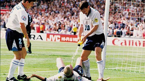 Най-големият за не само едно поколение английски фенове - Пол Гаскойн, лежи и получава доза вода след гола срещу Шотландия на Евро 96. Преди първенството Газа и компания така се бяха напили в Тайланд, че британските медии ги разкъсаха от критики.