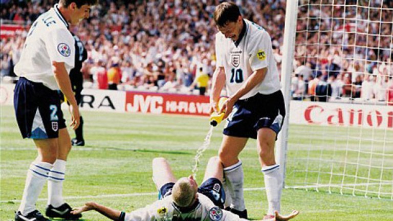 1996 г.: Евро 96, а радостта на Пол Гаскойн след фамозния му гол остава в историята. Съотборниците му наливат вода в устата като ирония след разкритията, че английските национали са се наливали здраво в Хонгконг, където са на турне преди европейското. Англия бие с 2:0.