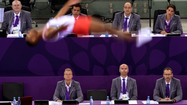 Страхотен кадър - журито гледа с изострено внимание изпълнението на земя на френски състезател.