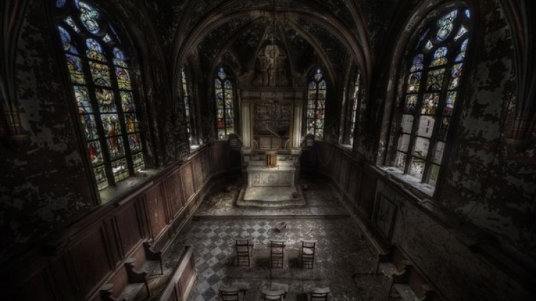 Изоставена по неизвестни причини църква, в която все още се вижда детски ковчег при олтара