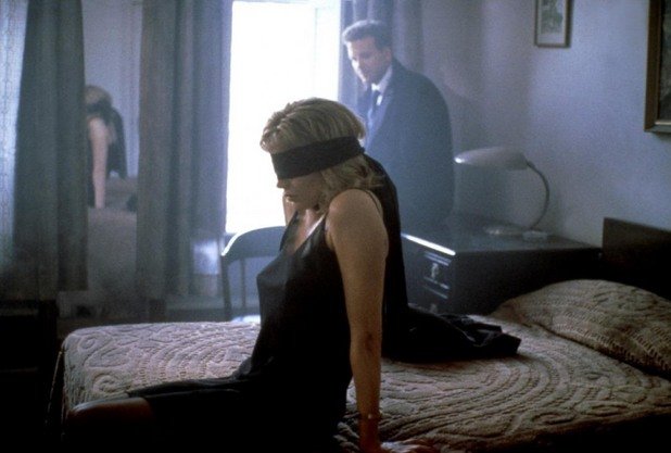 "Девет седмици и половина"(1986)
Режисьор: Адриан Лейн
Участват: Мики Рурк, Ким Бейсинджър
Кристиян Грей от дългоочаквания филм "50 нюанса сиво" е просто бледо копие на героя на Мики Рурк в този еротичен филм. Главният герой е брокер, който започва връзка с дилърка на изкуство. Скоро започва да я контролира сексуално, докато тя практически не рухва психически