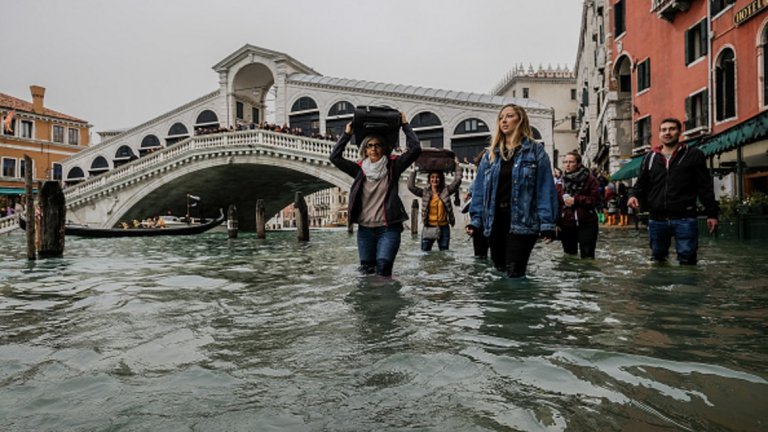 6 милиарда евро са вложени в изграждането на предпазното съоръжение, което няма да допусне Венеция да потъне под вода безвъзвратно, така че слуховете за смъртта на Serenissima са преувеличени