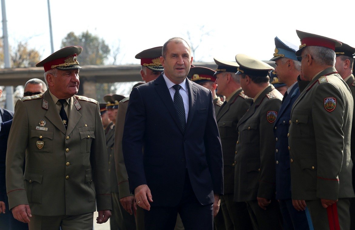 Президентът Румен Радев и началникът на отбраната Андрей Боцев присъстваха на панихидата.