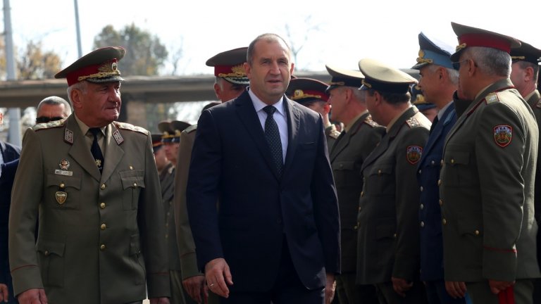 Президентът Румен Радев и началникът на отбраната Андрей Боцев присъстваха на панихидата.