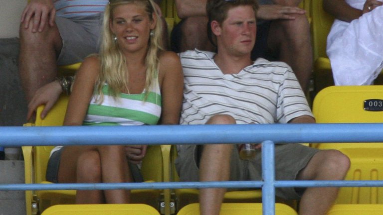 Челси Дейви
Ученическата любов на принц Хари, която продължи 7 години (с периодични прекъсвания). Двамата с Челси Дейви се срещат от 2004 г., когато се запознават в училище, до 2011 г., когато тя присъства на сватбата на по-големия брат на Хари - Уилям. През това време двамата имат много раздели и събирания, но в крайна сметка избират да продължат напред с живота си. След като получава диплома за правист от Университета в Лийдс, Челси работи като адвокат в продължение на няколко години. По-късно обаче тя се отказва от правото, за създаде своя марка бижута, наречена Aya. От 2018 г. тя се среща с телевизионен продуцент Джеймс Маршал.