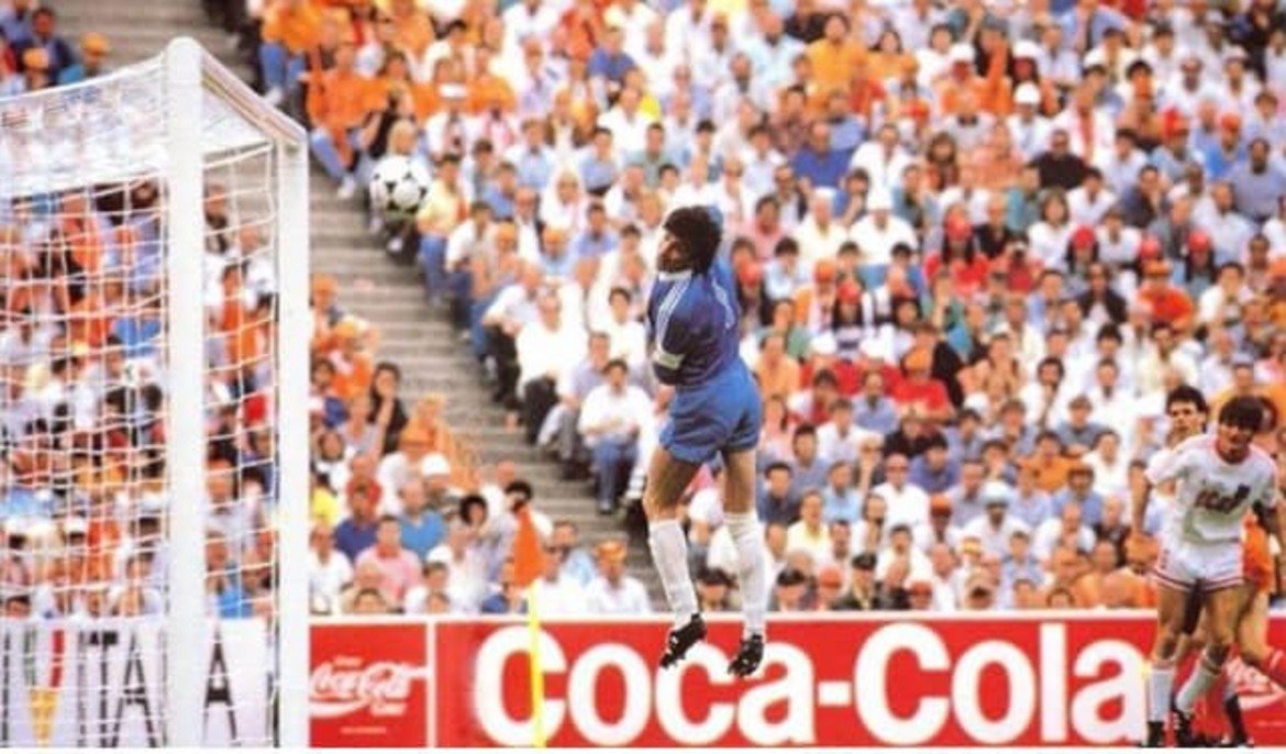 Вратарят на СССР Ринат Дисаев може само да проследи с поглед падащия лист, излязъл от крака на Марко ван Бастен при онзи негов велик гол на Евро 88 – един от най-великите голове, които светът на футбола някога е виждал.