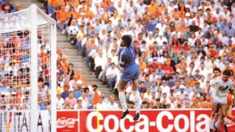 Вратарят на СССР Ринат Дисаев може само да проследи с поглед падащия лист, излязъл от крака на Марко ван Бастен при онзи негов велик гол на Евро 88 – един от най-великите голове, които светът на футбола някога е виждал.