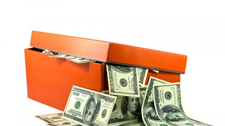 Шарлът има съмнения, но въпреки това дава кутия с пари на непознат.