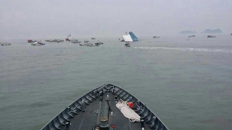 Ферибот с ученици потъна край Южна Корея