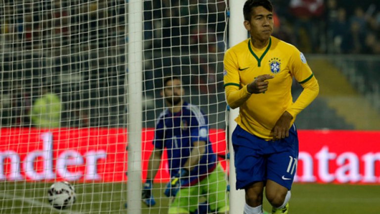 7. Фирмино прави дебюта си за националния отбор на Бразилия на 12 ноември 2014 г. и отбелязва първия си гол за Селесао само шест дни по-късно – срещу Австрия. Вече има четири гола за страната си в девет изиграни мача.