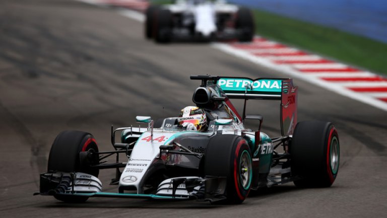 Хамилтън триумфира за девети път през сезона