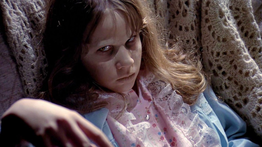 2. The Exorcist / "Екзорсистът" - Уилям Фридкин (1973 г.)
Преди филма на режисьора Уилям Фридкин, обсебването в киното се възприема като евтин салонен трик - нищо повече от хипноза, изцъклени очи и изпълняване на заповеди от външан сила. В "Екзорсистът" обаче обсебването придобива много по-мрачна и плашеща страна - древна сила, която дори Църквата не може да обясни в пълнота. Истината е, че този филм представя злото пред публика по един нов и крайно притеснителен начин, който те оставя с пропиващо се до костите чувство на неудобство и страх.