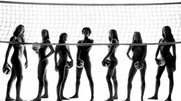 Волейбол
Говорим за волейбола в зала, който в това отношение сериозно изостава от плажния си събрат. Може би заради закостенелите олимпийски принципи.