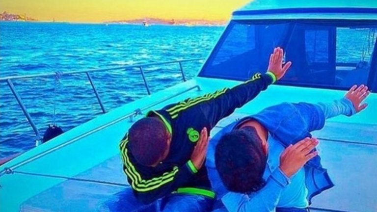 Популярен танц в изпълнение на саудитски младежи