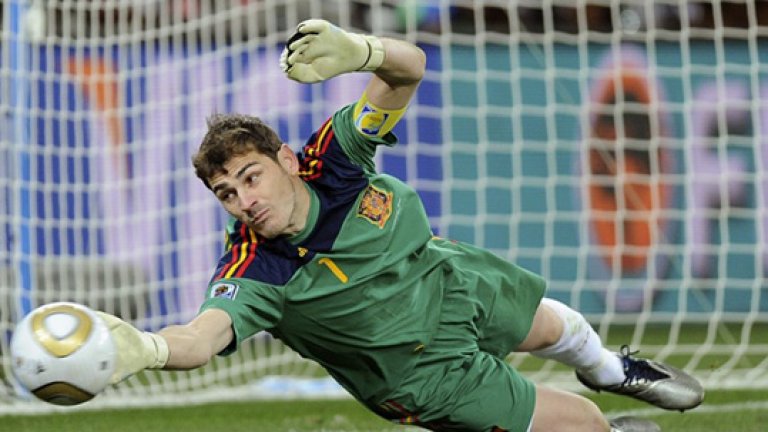 Икер Касияс.
Капитанът на Испания донесе много успехи на родината си именно при дузпи. Например при сблъсъците с Италия на Евро 2008 и с Португалия на Евро 2012. Или на четвъртфиналите на Мондиал 2010 срещу Парагвай. 