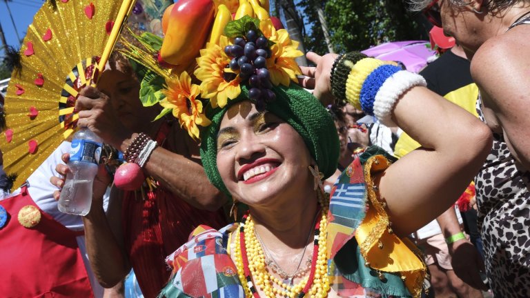 Карнавалът в Рио де Жанейро започна (СНИМКИ)