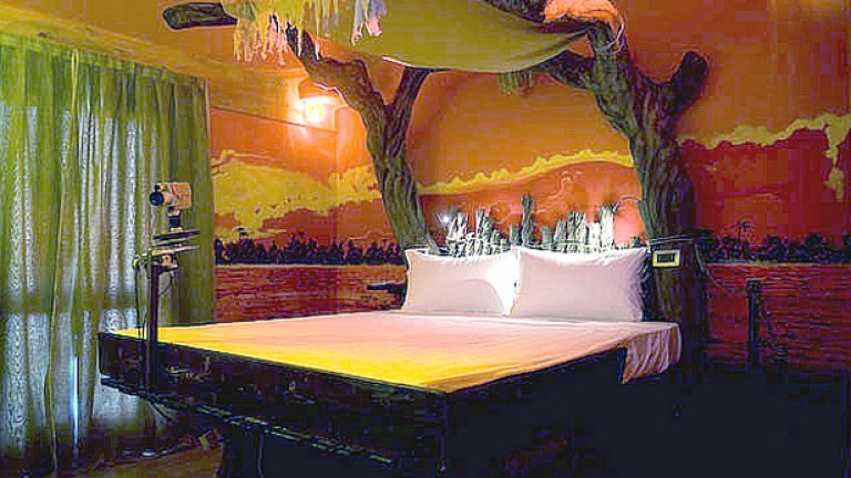 Стая в Hotel Parchi del Garda. Следват интериорите на Etruscan Chocohotel, Library Hotel, Pantone Hotel и Casa del Ghirosveglio