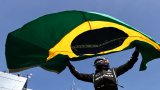 Люис Хамилтън триумфира в Бразилия