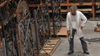 Боб Дилън представи металните си врати на изложба в Лондон