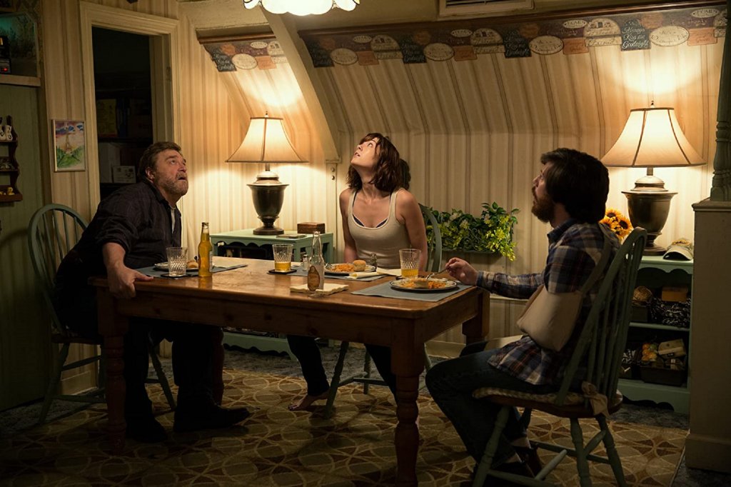 "Ул. Чудовищно 10" (10 Cloverfield Lane)След като катастрофира с колата си, Мишел се буди в мазето на непозната къща с двама мъже, които твърдят, че навън има химическа атака и нападение от извънземни. Докато дните в "бункера" обаче минават, тя започва да си задава един основен въпрос: дали не е по-добре да избяга навън, дори предупрежденията да са истина?