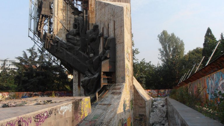 Какво ни разказва паметникът пред НДК и каква е идейната му, историческа и естетическа стойност?