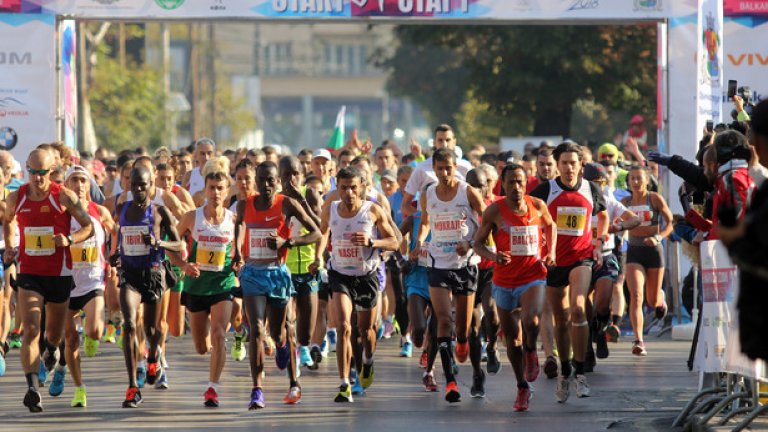 Според организаторите в надпреварата участват минимум 2200 любители на бягането, сред които аматьори и професионалисти.