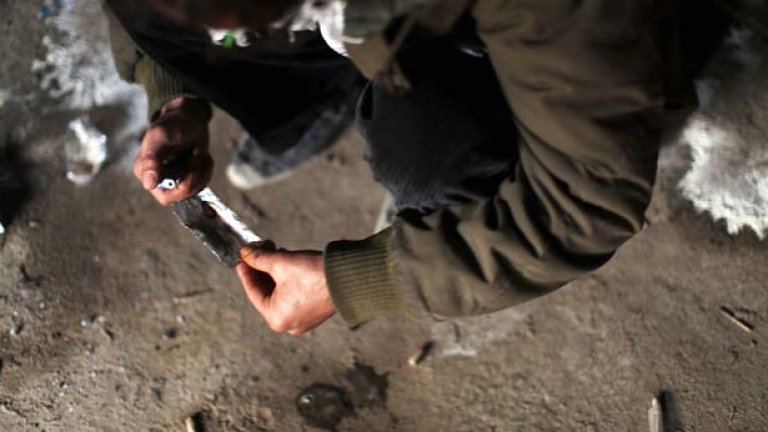 Омерзени от живота, отритнати от най-близките си, видели най-лошото на този свят, това да събираш остатък от сандвич от земята и да го ядеш те белязва жестоко, липсата на подслон и топла вода маркират погледа ти, нямането на приятели променя изконно начина, по който се отнасяш дори към напълно непознати