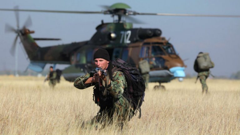 За пореден път, когато говорим за армията, говорим за заплати, съкращения, пенсии и обезщетения.
Сякаш не става въпрос за бюджета на въоръжените сили, а за бюджета на социалното министерство.