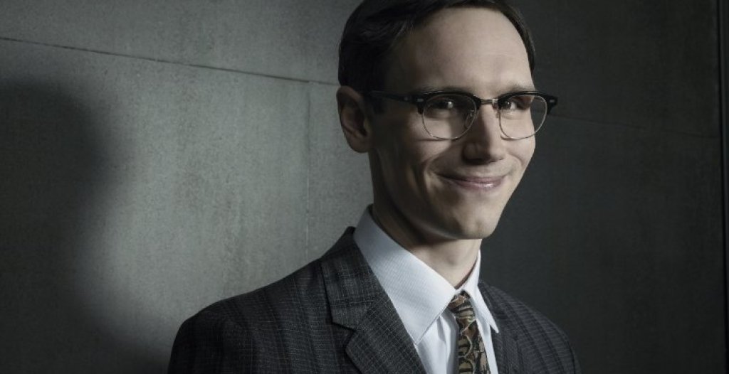 В момента Гатанката е изигран от Кори Майкъл Смит, а сериалът е „Готъм“.