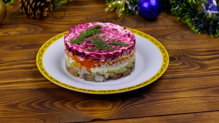 Сельодка под шубаСалата, предястие или интересно основно ястие – вие решете как ще сервирате сельодката под шуба. За нея ви трябват две големи филета сельодка в собствен сос, които режете на не много ситни кубчета и нареждате на дъното на ринг за оформяне. Ръсите с червен лук, нарязан на ситно. Следващият пласт е от настъргани варени картофи с майонеза и накрая – сварено до пълно омекване червено цвекло с майонеза.
Приберете сельодката под шуба в хладилника за поне 2-3 часа, а най-добре е да я оставите цяла нощ, за да стегне добре във формата и да си попие вкусовете. Сервирайте добре охладена с чаша водка или ледено бяло вино.