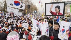 Президентът на Южна Корея бе свалена от власт след решение на конституционния съд. Така управлението на Пак Гън-хе окончателно дойде до края си.