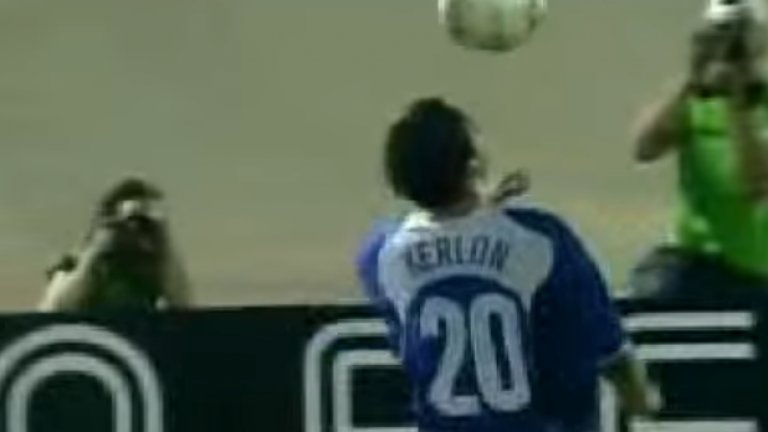 Керлон
Когато мислехме, че сме виждали всичко във футбола, се появи Керлон с нов трик. Неговият "тюленски дрибъл" изглеждаше невероятно, той просто си играеше на главички и същевременно слаомираше през противниковата защита - противодействието бяха брутални нарушения срещу него. 
Керлон беше обявен за още един бразилски магьосник с топката, еквивалент минимум на Роналдиньо, но нещата не се развиха както трябваше. В някакъв момент Манчестър Юнайтед даваше 18 млн. паунда за него, а той премина през Интер, Киево и Аякс, почти без да запише официални мачове и спечелил си репутация на склонен към контузии. Падението му стигна до долните дивизии на Япония и до малтийското клубно първенство. Днес Керлон е на 28 години и е обратно в Бразилия, във втородивизионния Вила Нова.