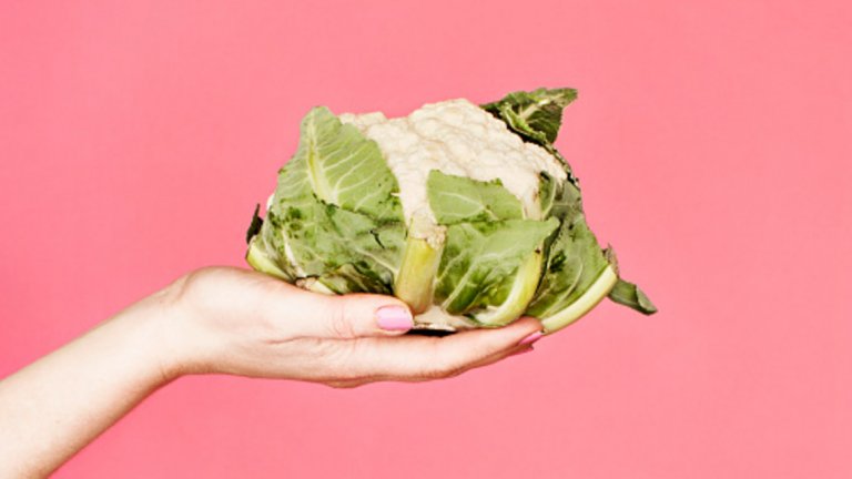 Карфиол - 31 калории / 100 гр.
Има три различни цвята карфиол – бял, лилав и оранжев. Те са богати на витамините С, B1 и B2. Карфиолът спомага здравето на сърцето, тъй като подобрява кръвното налягане и функцията на бъбреците. Също така спомага и правилното функциониране на мозъка.
Карфиолът е добър източник на холин. Приемът на холин може да даде тласък на когнитивната функция и да подобри паметта.