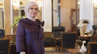 Дали тя носи евтини имитации, или се фука с чанта за 50 хил. долара?