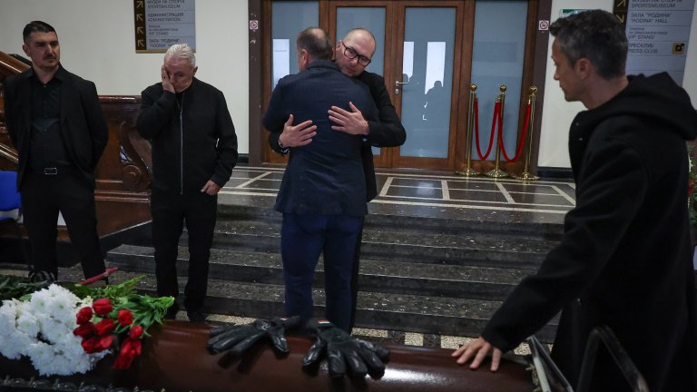 Стотици изпратиха големия Джони Велинов