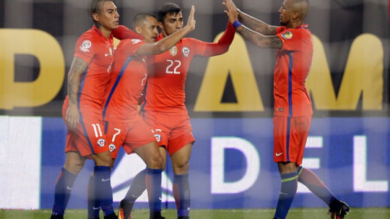Едуардо Варгас и Алексис Санчес нанизаха по два гола за успеха с 4:2 над Панама, който класира Чили на 1/4-финалите, където тимът на Пици ще се изправи срещу Мексико