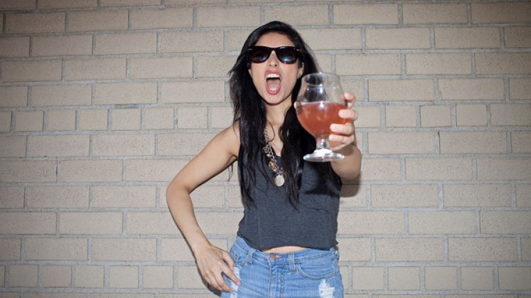 Изведнъж влиза бившият ти с новото си гадже - 18 годишна моделка-моден ифлуенсър в Instagram, фешън блогър, фрийлансър, арт коучър и секс символ...