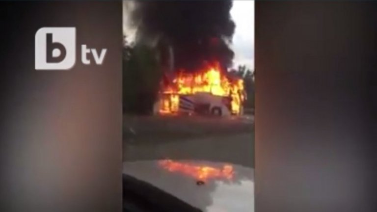 Превозното средство е напълно изгоряло, пътят Черноморец - Бургас е отворен