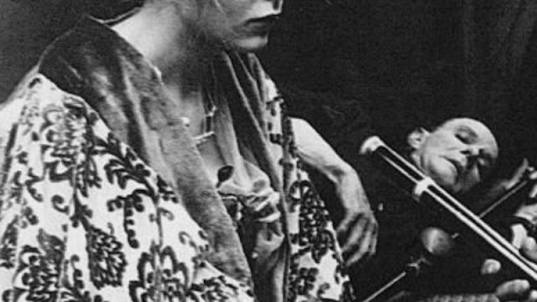 Париж е град, в който всички се наслаждават на опиума по това време. Наричан "кафявата фея", опиумът пристига във Франция след като войниците се връщат у дома от френски Индокитай (тогава така са наричани Виетнам, Камбоджа и Лаос).