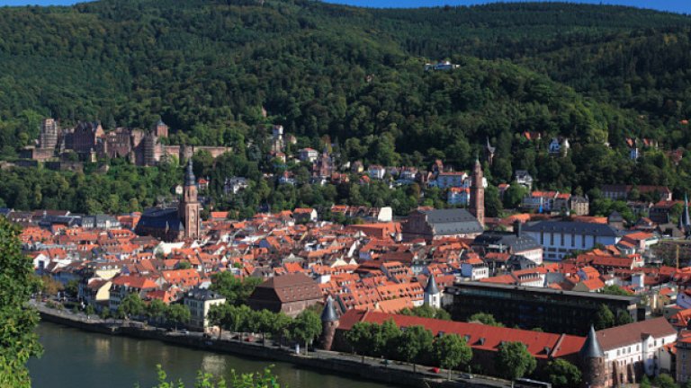 
 Хайделберг, Германия  


 Река, планина, замък от епохата на Романтизма, бароков център, традиционна немска кухня, пътека на философите ... Всичко това е Хайделберг, разположен на брега на река Некар и всепризнат за един от най-красивите и романтични градове в Германия.
 Атмосферата е съвсем различна и донякъде е запазен по-различен начин на живот, който си представяме за германците. Например - местното население предпочита вино пред бира, в района се отглеждат лозя.
 Знаем, че не е особено атрактивно за летовниците, но Хайделберг е средище на науката от векове насам, по-точно 1386-та година, и там се намира най-старият университет в страната. Днес там се преподава българистика.