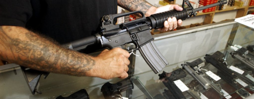 Круз е използва полуавтоматична карабина AR-15 - едно от най-често използваните оръжия при случаите на масови убийства в САЩ заради лесния достъп до него.