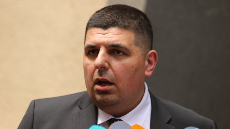 Депутатът от "Демократична България", коментира, че държавата е инфилтрирана на висши позиции, но не става дума за президента Радев
