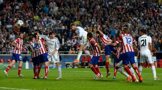 Рамос бележи гола, който остави Реал в играта на финала в Лисабон.
