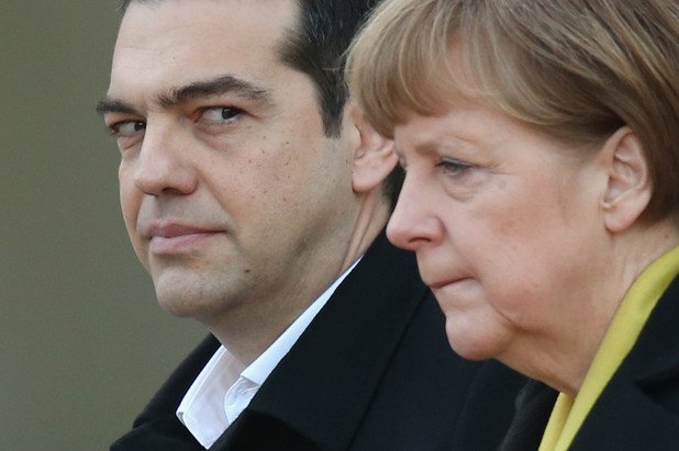 Ципрас и Меркел не си говореха, но все пак сключиха сделка и така се стигна до третата спасителна програма за Атина, която в момента се изпълнява